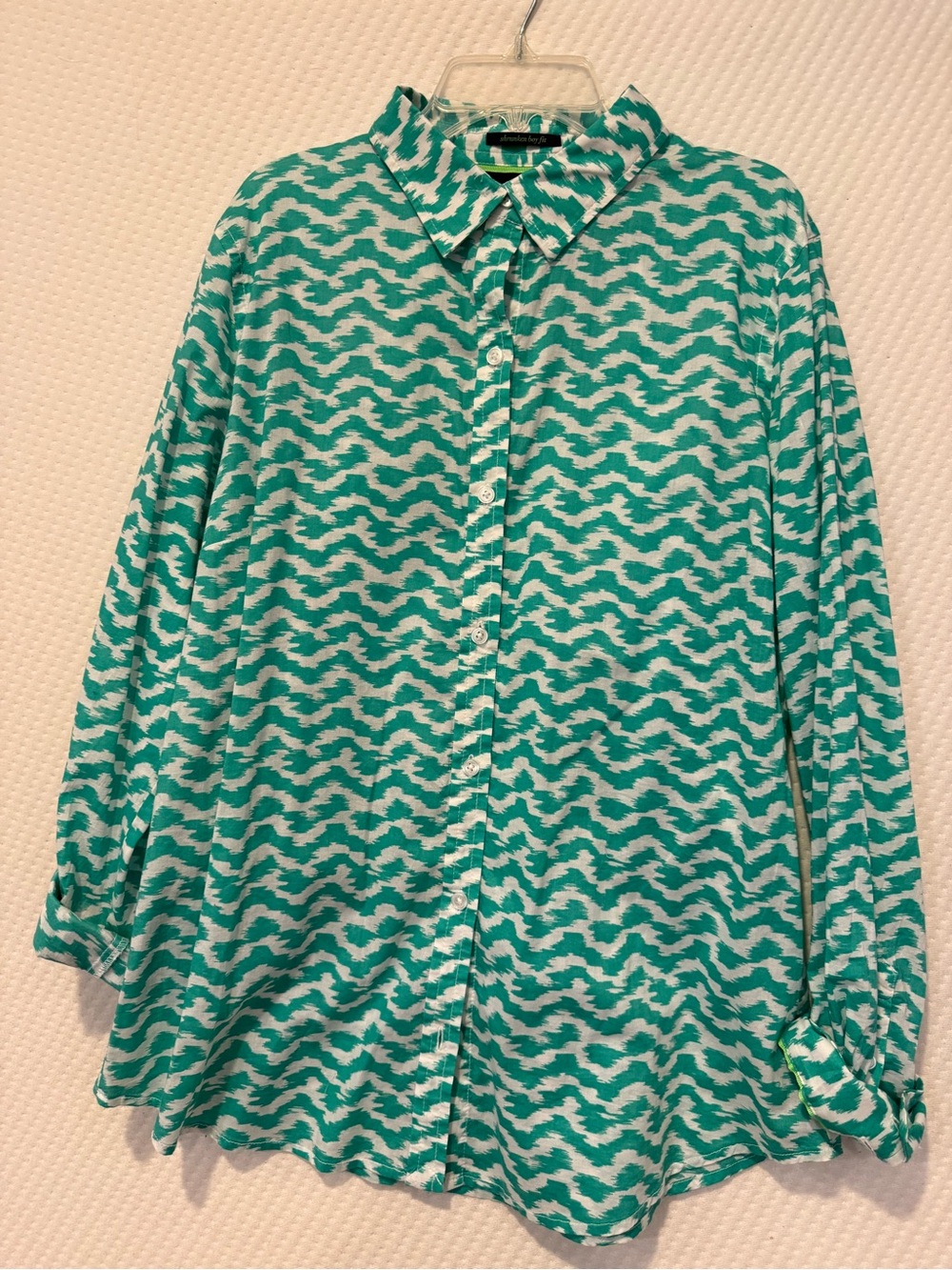 Button-Up Wavy Print Blouse in green and White